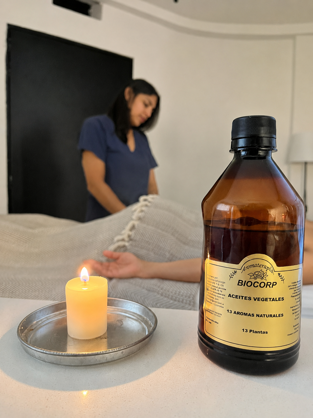 Aceites, vela y ambiente de relajación para una sesión de masaje